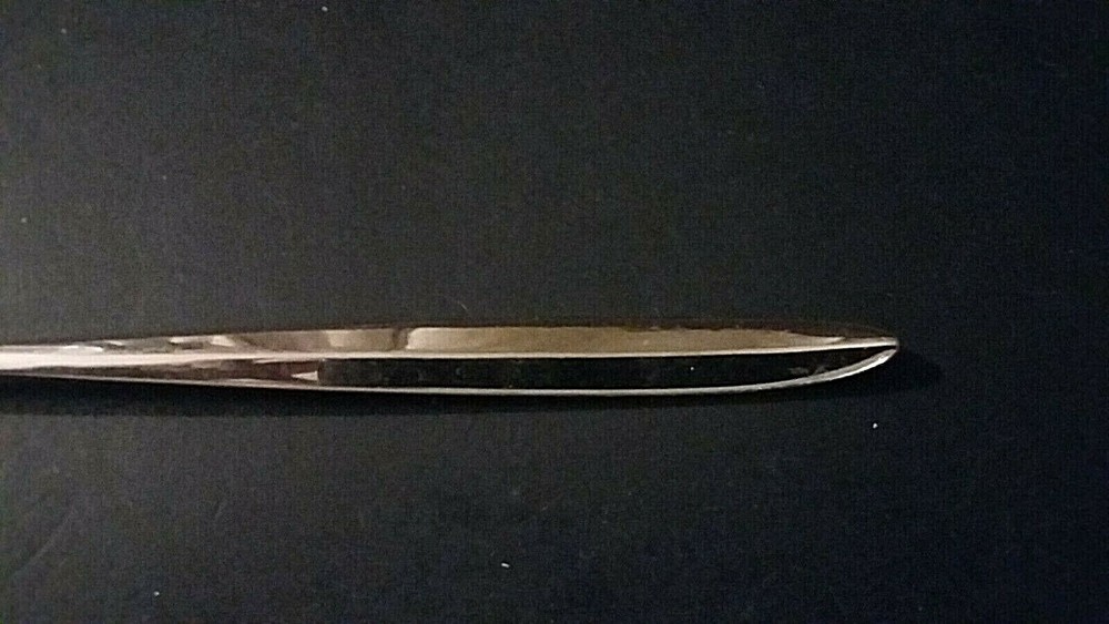 Oneida Essence stainless 8 5/8" Master Butter Knife
