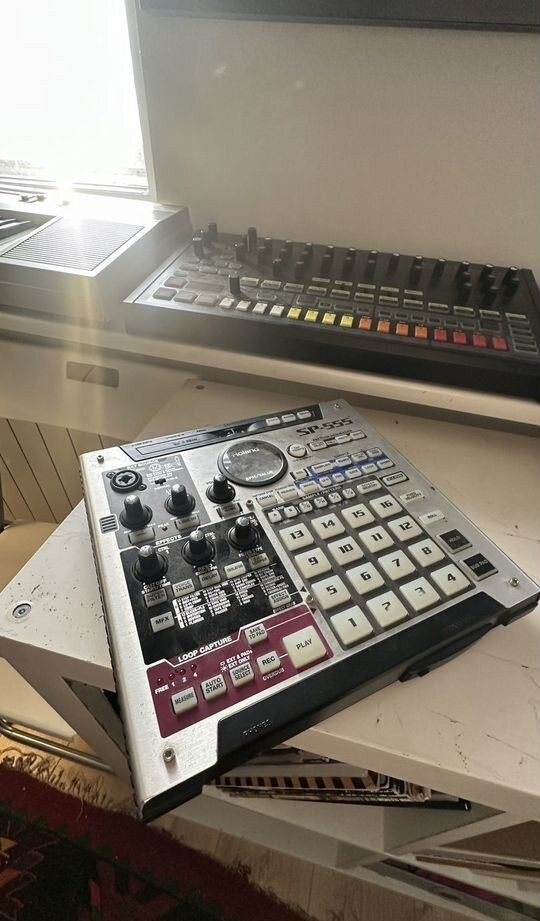 Roland SP-555 Digital DJ Turntable Creative Sampler