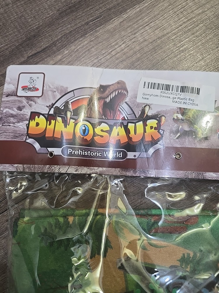 Dinosaur 24 piece play set with activity mat