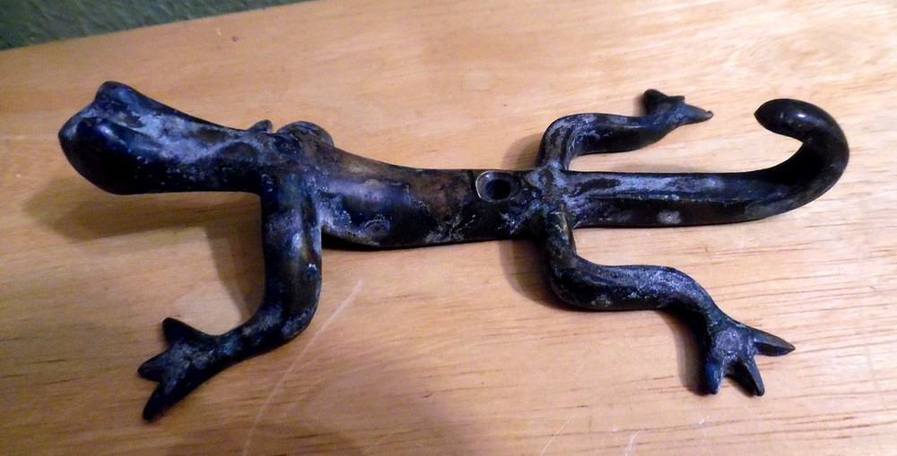 ANTIQUE VERDIGRIS FINISH OVER SOLID BRASS WALL HUNG GECKO LIZARD COAT HOOK