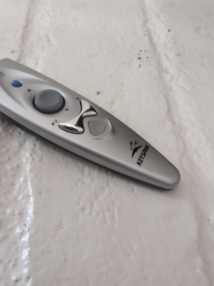 Keyspan TSAM-001 Universal Wireless Remote Control Mouse Laser Pointer Silver