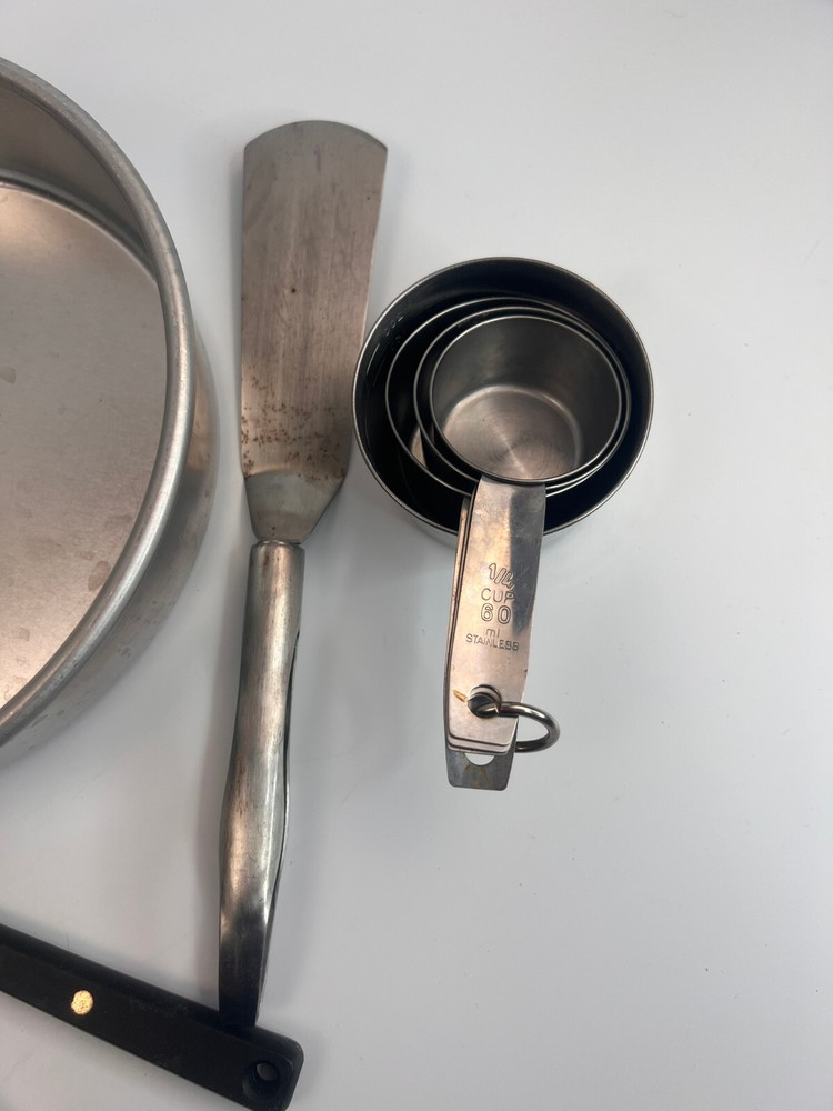 Vintage 5 Piece Miscellaneous Baking Set