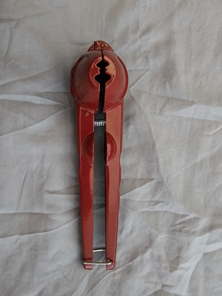 Nutcracker Heavy Duty Walnut Cracker red Shell Remover, Aluminium