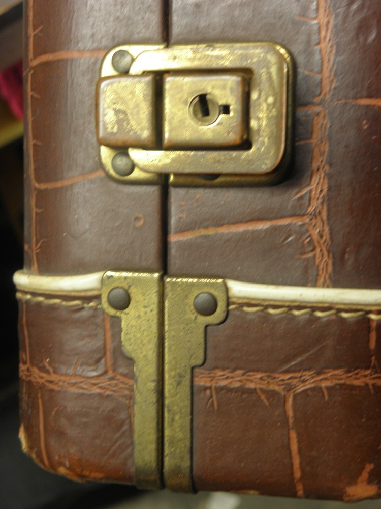 ALLIGATOR STYLE BROWN VIOLIN CASE