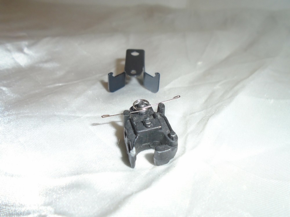 Lionel Postwar Diesel Fixed Knuckle Coupler W/Mounting Bracket &Centering Spring