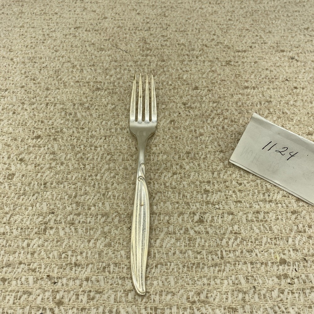 Vintage Wm Rogers IS Silver Plated Dinner Fork In “Sweep” Pattern  7.25”