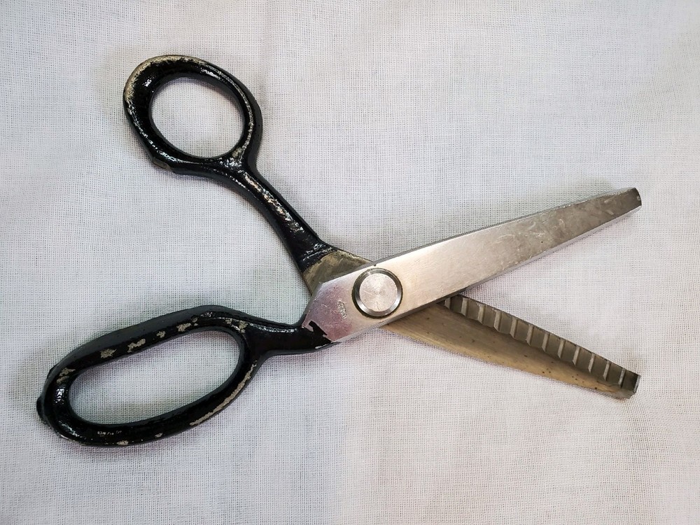 Vintage 7" CG Pinking Shears Scissors Japan Black Handle