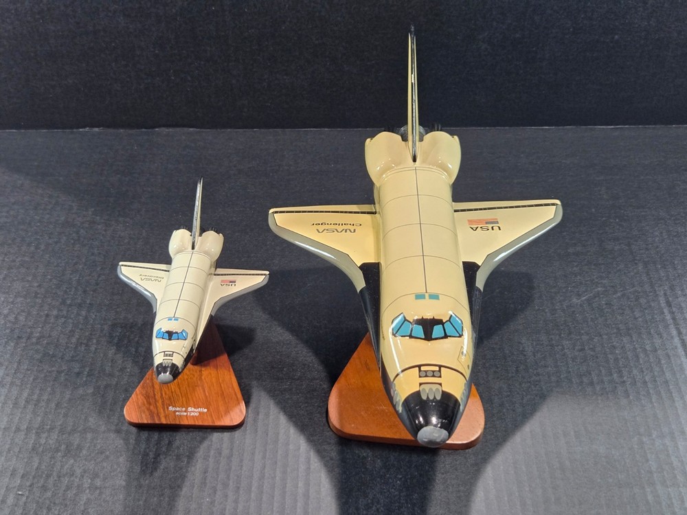 Orbiter Challenger w/ Small Orbiter Discovery Mahoghany Model