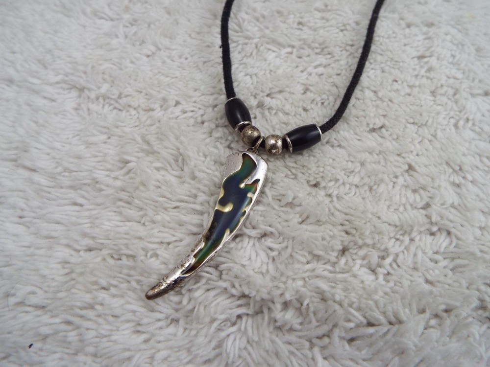 Silvertone Color Changing Mood Horn Pendant Necklace (C29)