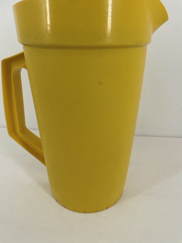 Vintage TUPPERWARE Yellow 2 Quart Pitcher w/ Push Button Lid #800-6
