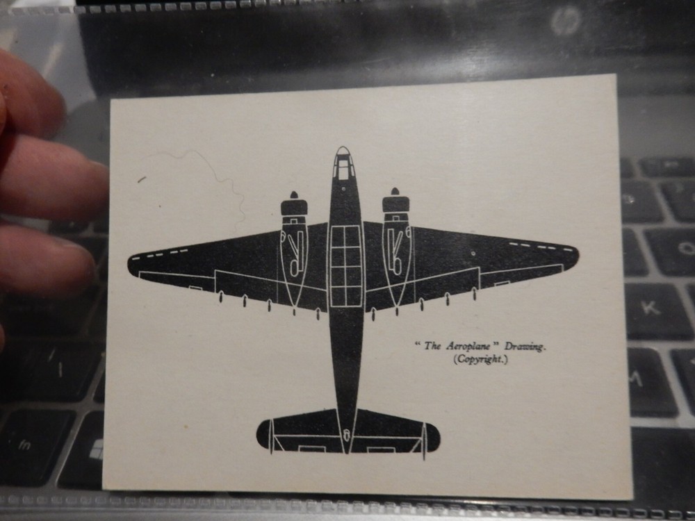 WW2 ERA SMALL RECOGNITION CARD   TYPE  ?    9 X 8 CM  BOMBER  TYPE ???;