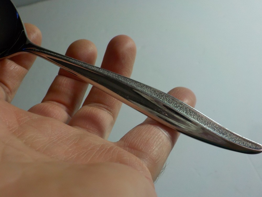 Oneida Craft Deluxe Stainless TEXTURA Pattern Pie Server 8 3/8"