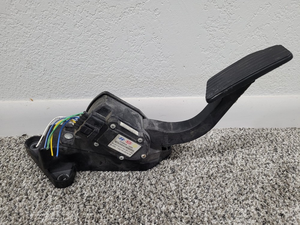 USED & Tested 2007-2009 Kia  Rondo Accelerator Pedal Sensor