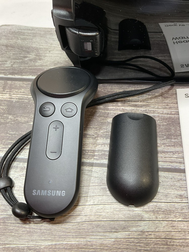 Samsung SM-R324 Gear VR W/Controller Powered by Oculus
