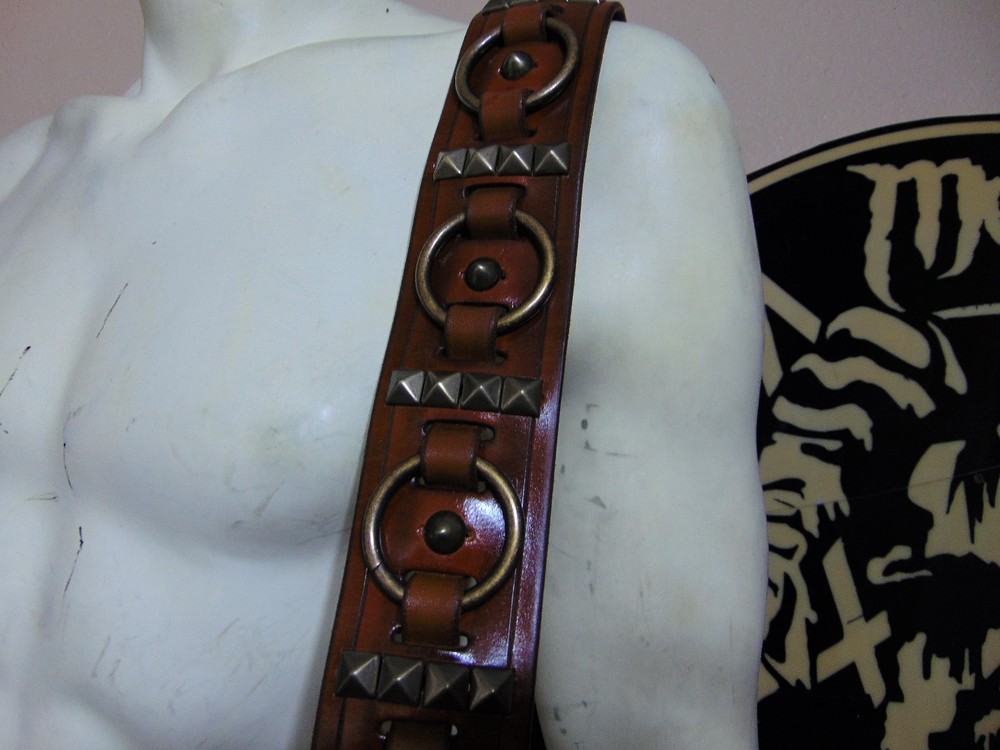 LEATHER SPIKED & STUDDED BROWN GUITAR STRAP (MDLS0195)..... VANDERHOOF