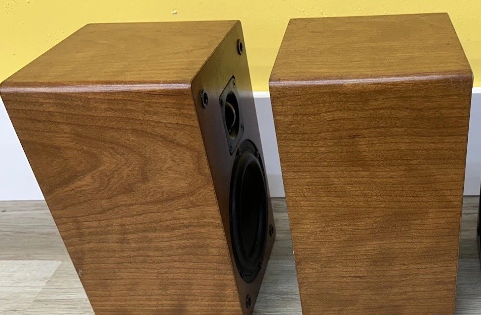 VINTAGE Source Technology Bookshelf Speakers Pair -Tested Works Great