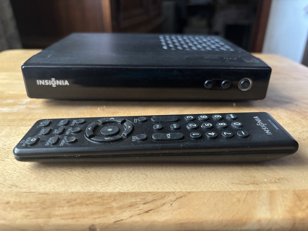 Insignia Converter Box with Remote NS-DXAI