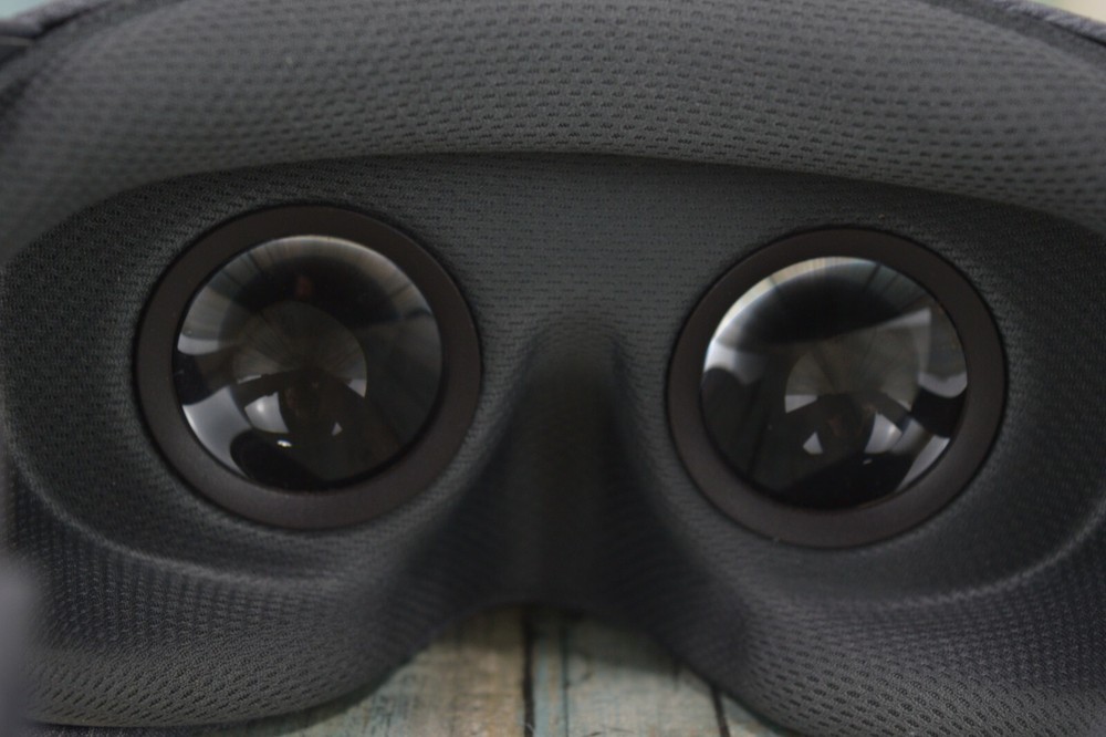 Google Daydream View VR Headset Grey Slate Smartphone Virtual Reality Controller