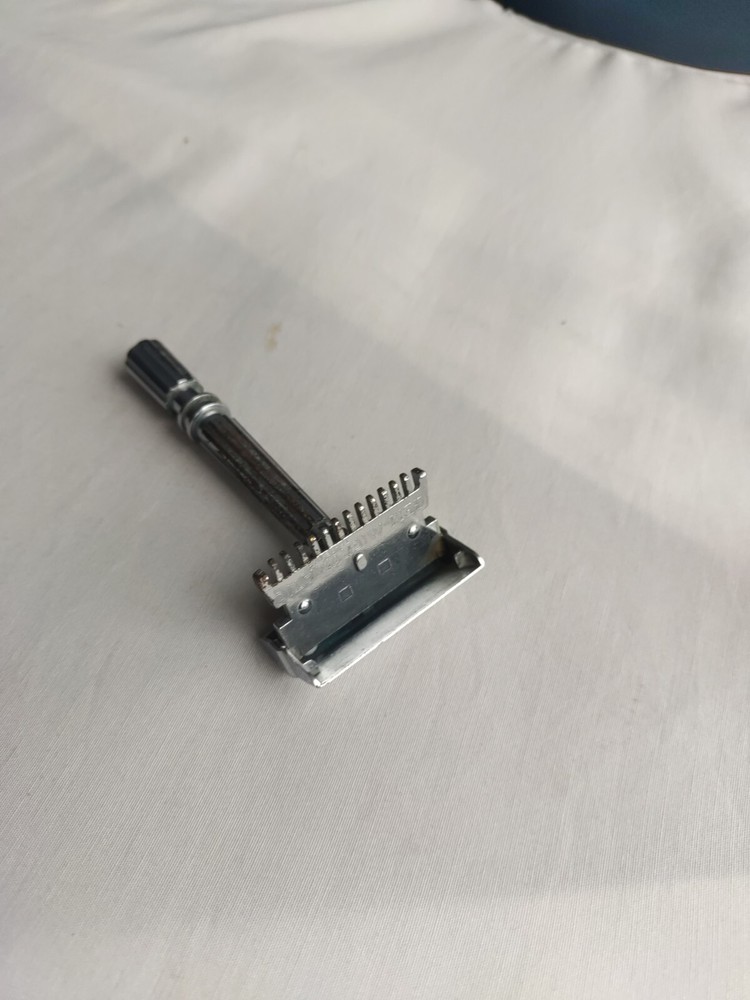 Gem Micromatic Open Comb Type Silver Tone SE Safety Razor