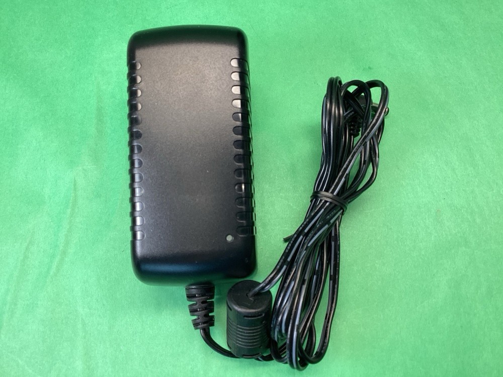 PetSafe Stay & Play 300-1070 Wireless Fence Transmitter Base POWERS ON, UNTESTED