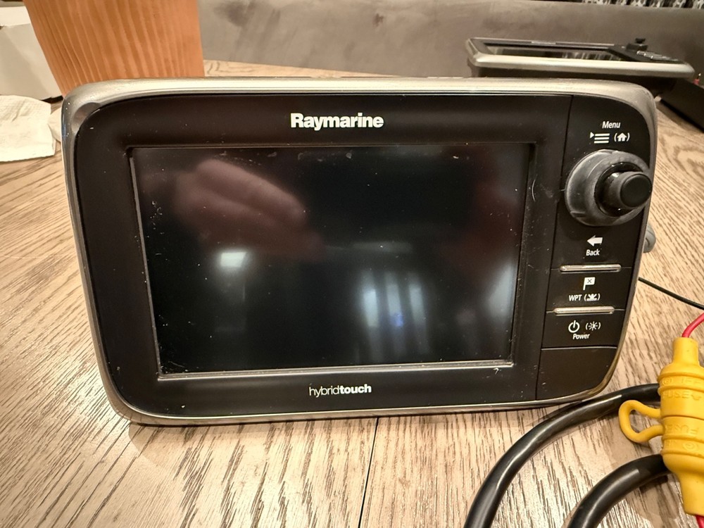 Raymarine E7 Hybridtouch 7" Touchscreen Gps Chartplotter MFD