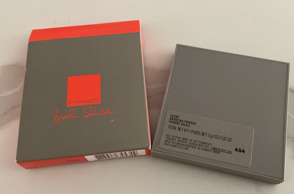 MAC Brooke Shields Bronzing Powder SCONE