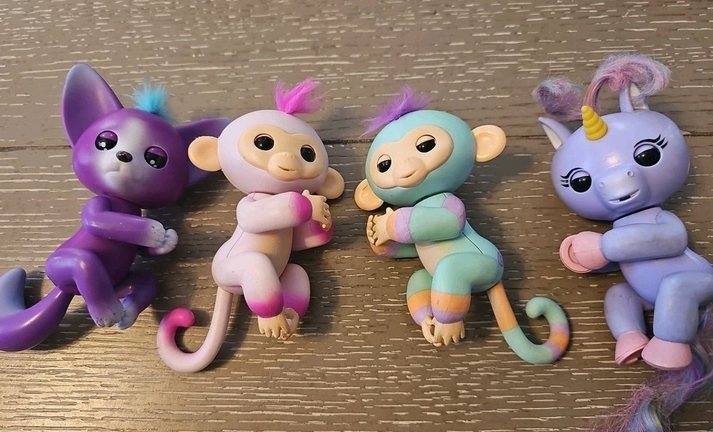 *8* WowWee Fingerlings Lot 4 Large Interactive & 4 Small Back Pack Hangers