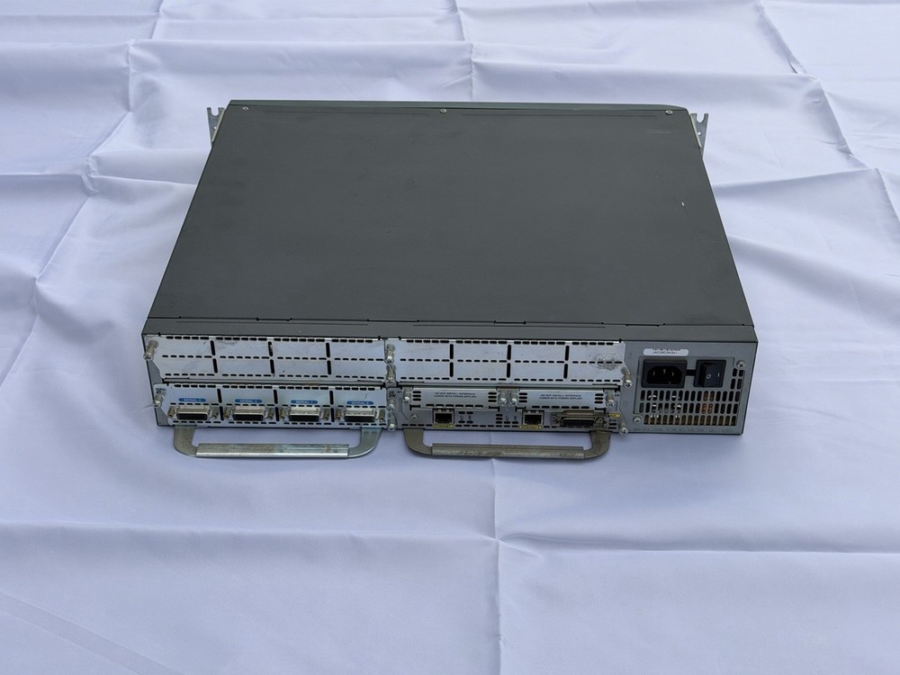 Cisco 3640 Multiservice Access Router Powers On
