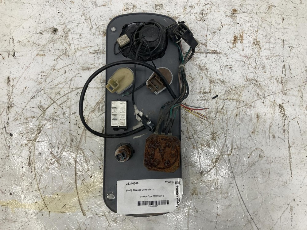 Freightliner COLUMBIA 120 Left/Driver Sleeper Control - Used