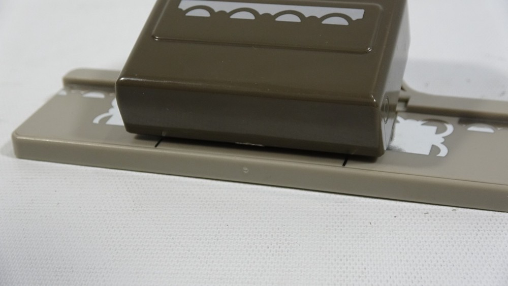 Stampin Up! Border Edge Locking Paper Punch - Rounded Pattern