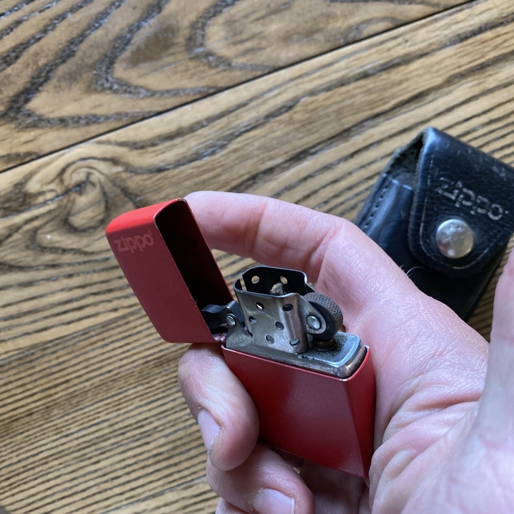 2001 red case zippo lighter with leather pouch works