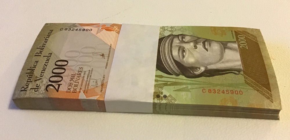 Venezuela Banknote Bundle. 100 X 2000 Bolivares. Dated 2016. Unc.
