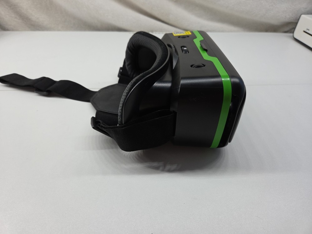 Veebz VR Headset for iPhone & Android Game Play Virtual world - Good Condition