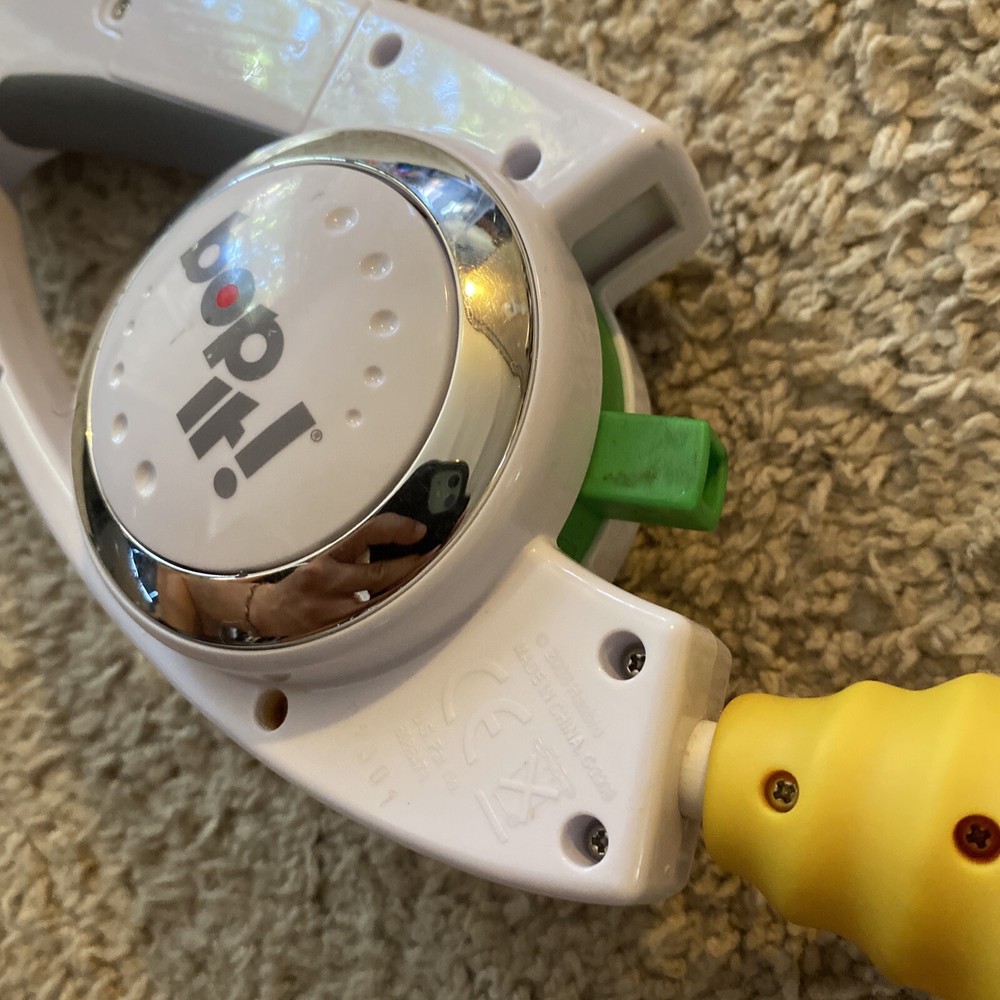 Bop It! Talking Handheld Electronic Reflex Game 2008 Hasbro TESTED WORKS EUC