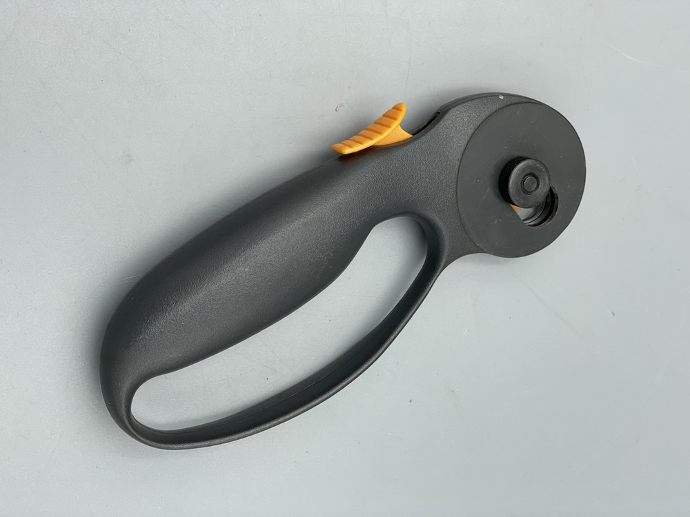 Fiskars 45mm Rotary Cutter & Handle EUC