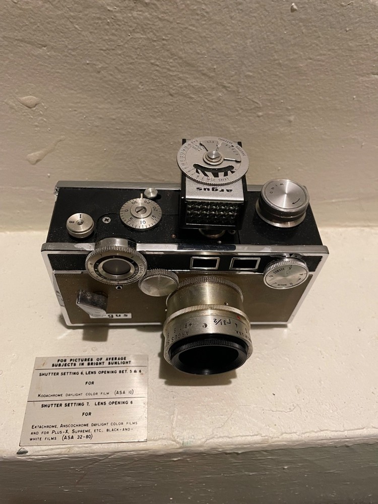 Argus C3 35mm Rangefinder Camera W/ flash Beige