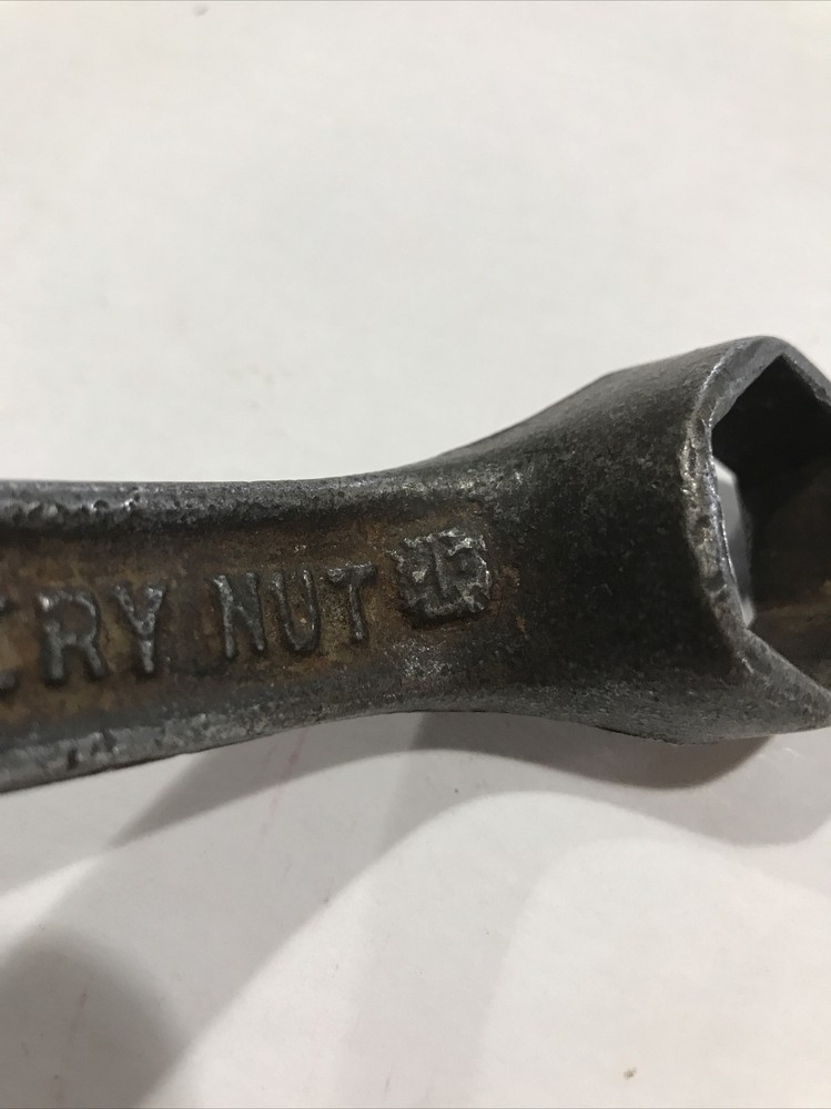 Vintage Cylinder Stud Battery Nut Spark Plug-Gen. Nut 90257