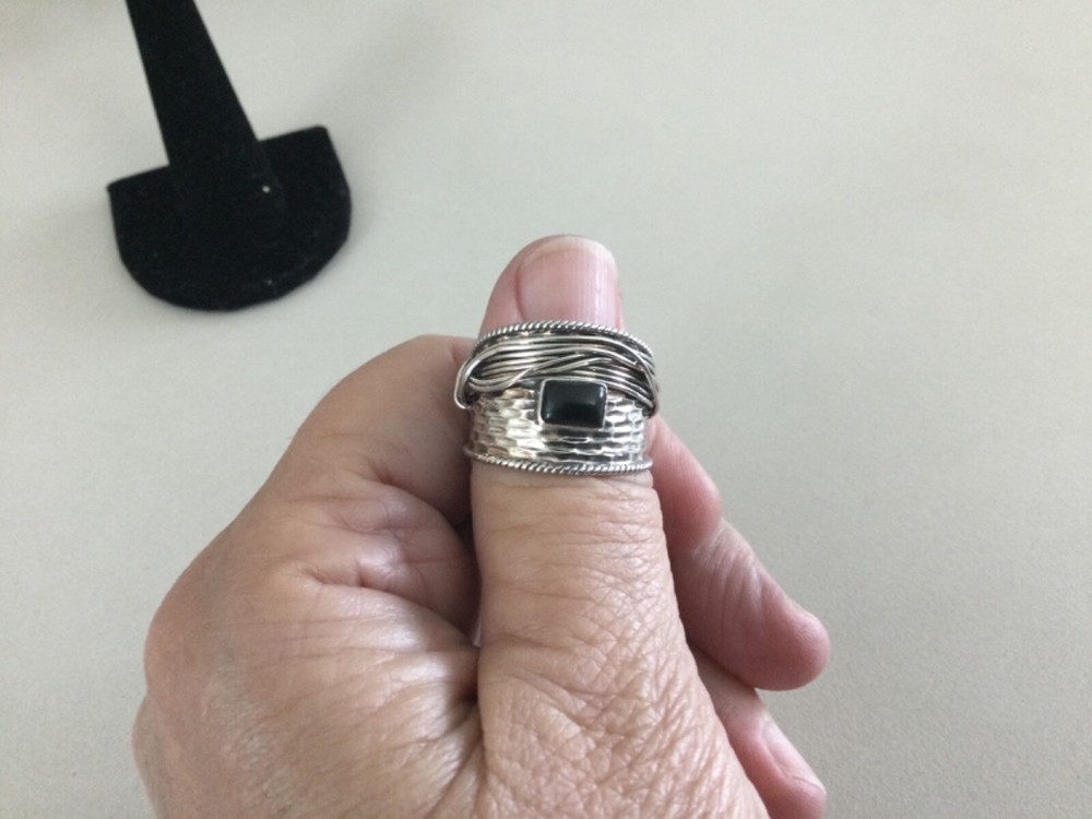Modern Artisanlook Handmade Sterling Silver Onyx Wire Hammered Band Ring