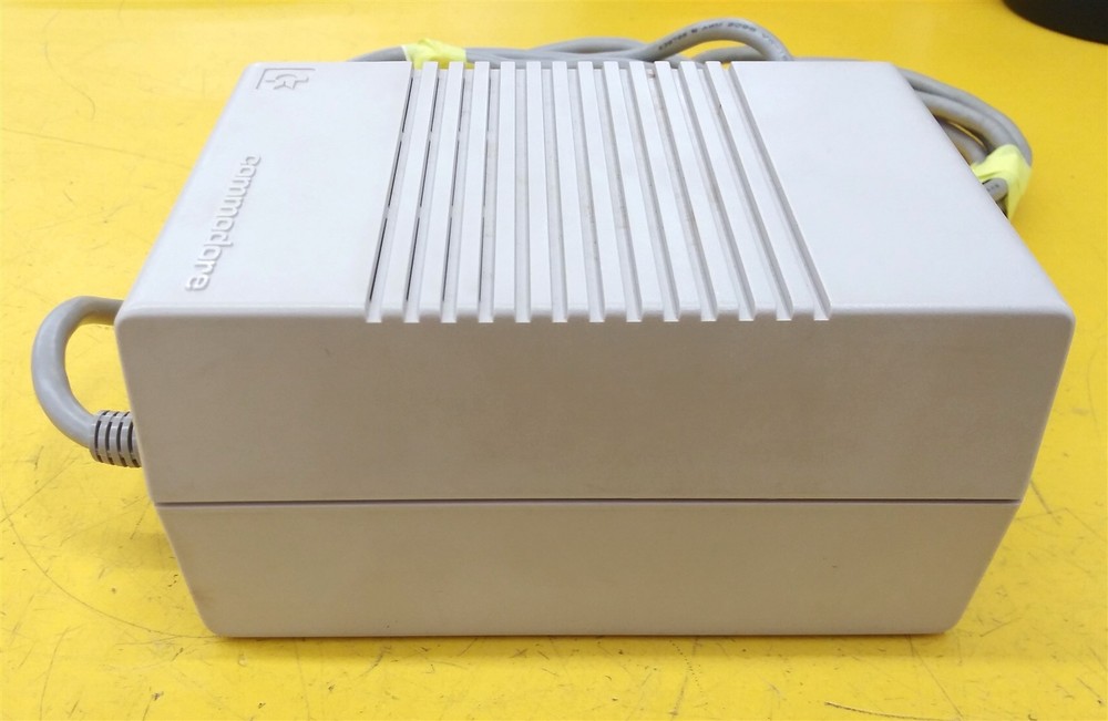 ⭐️⭐️⭐️⭐️⭐️ Vintage Commodore 128 C128 Computer w Power Supply & System Disks