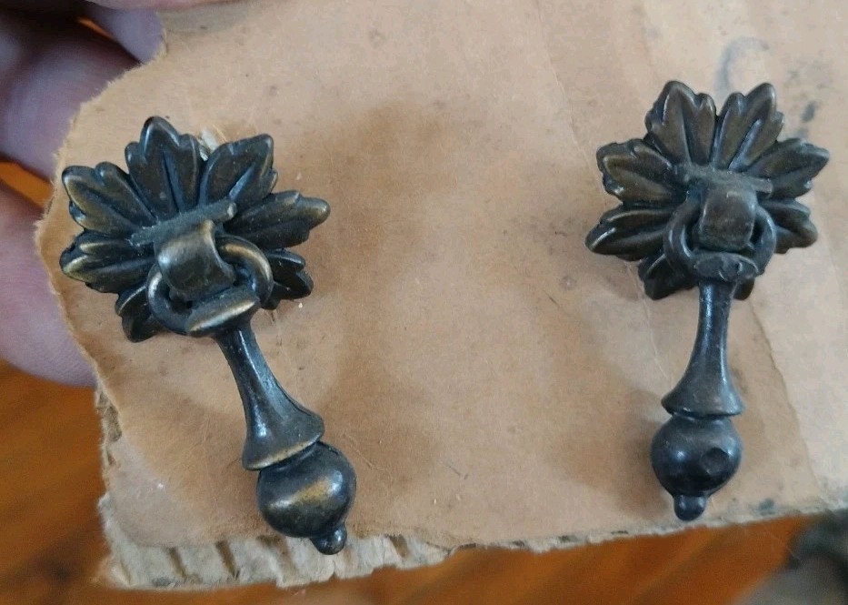 Vintage Furniture Pull / Drawer Handle      (1 pull)