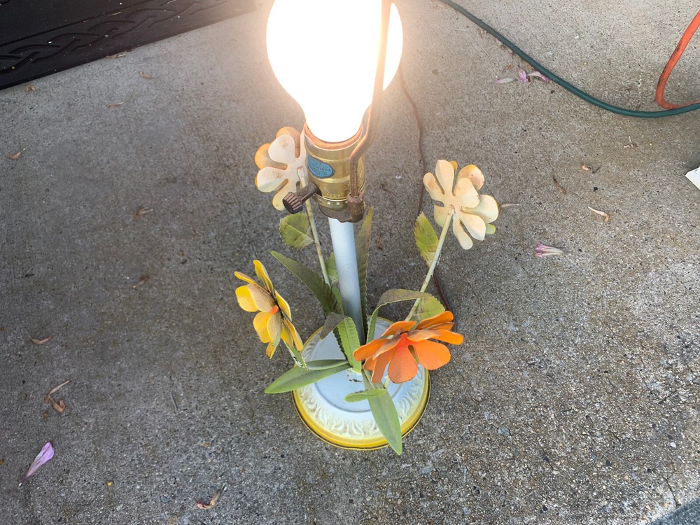 ITALIAN STYLE FLOWERED METAL LAMP