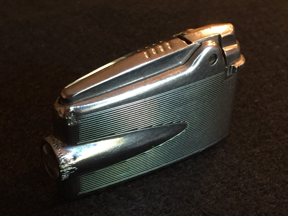 Varaflame Ronson 1950s tailfin lighter / Sleek and Cool!