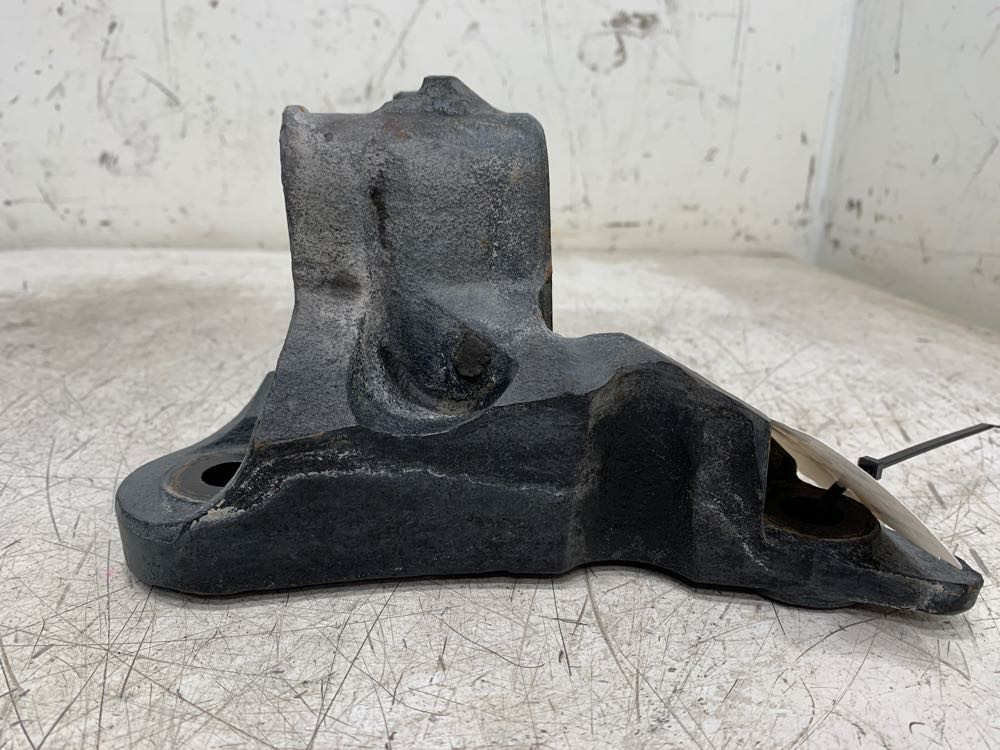 2014 Peterbilt 587 Engine Mount 1670903 (548-11748)