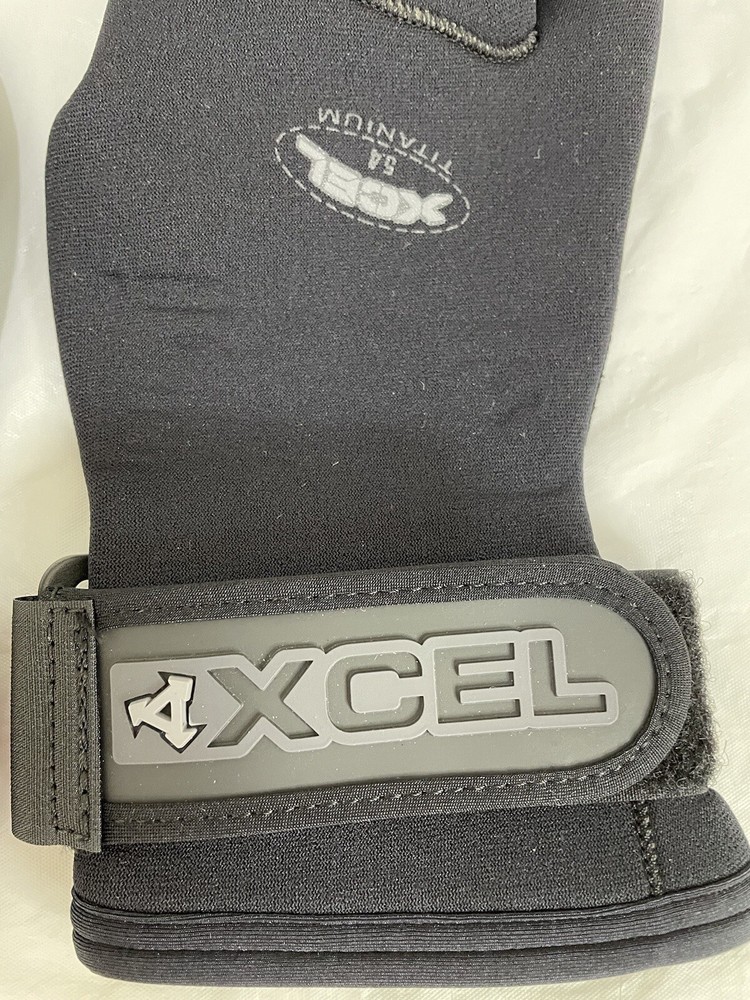 XCEL Titanium medium dive gloves