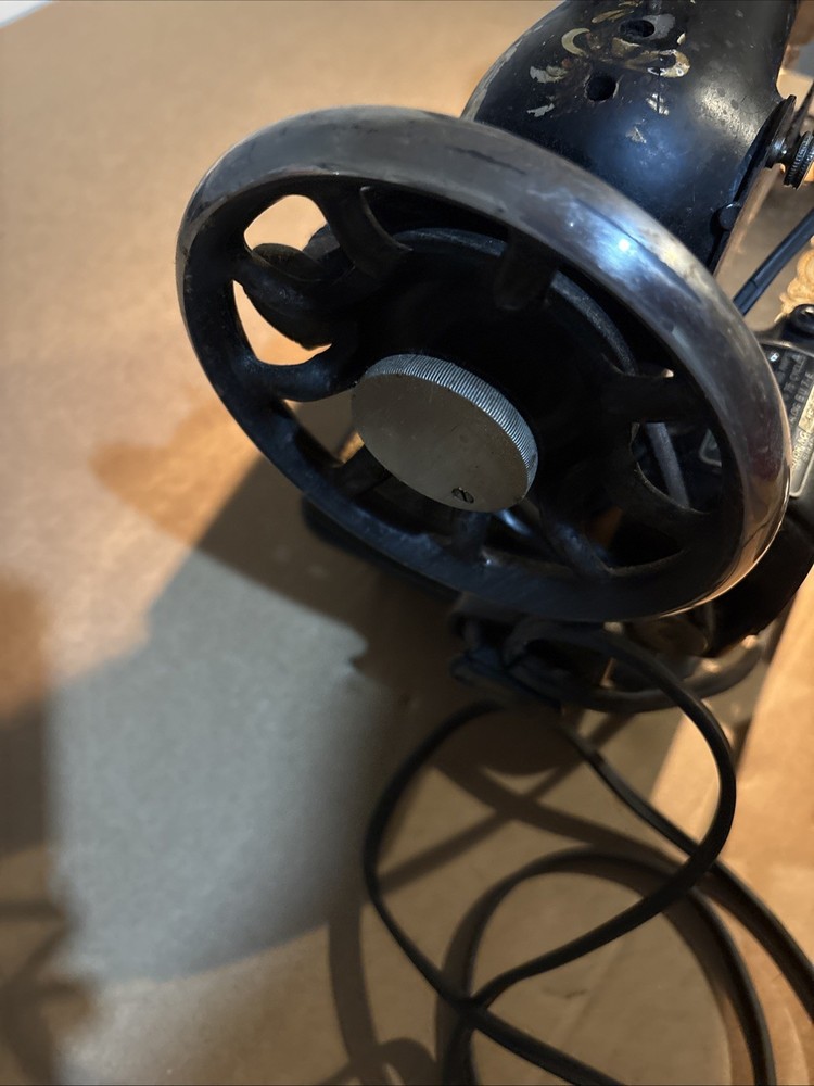 Singer Sewing Machine B.U. 7-E Untested Sold As Is
