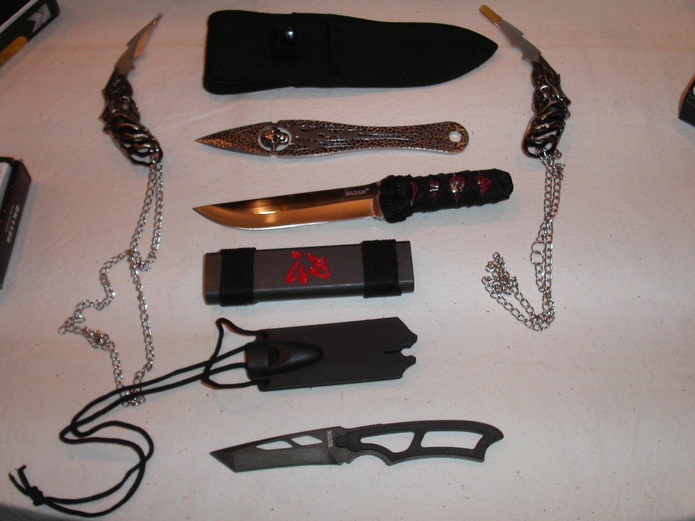 Knife set with 4 finger claw.