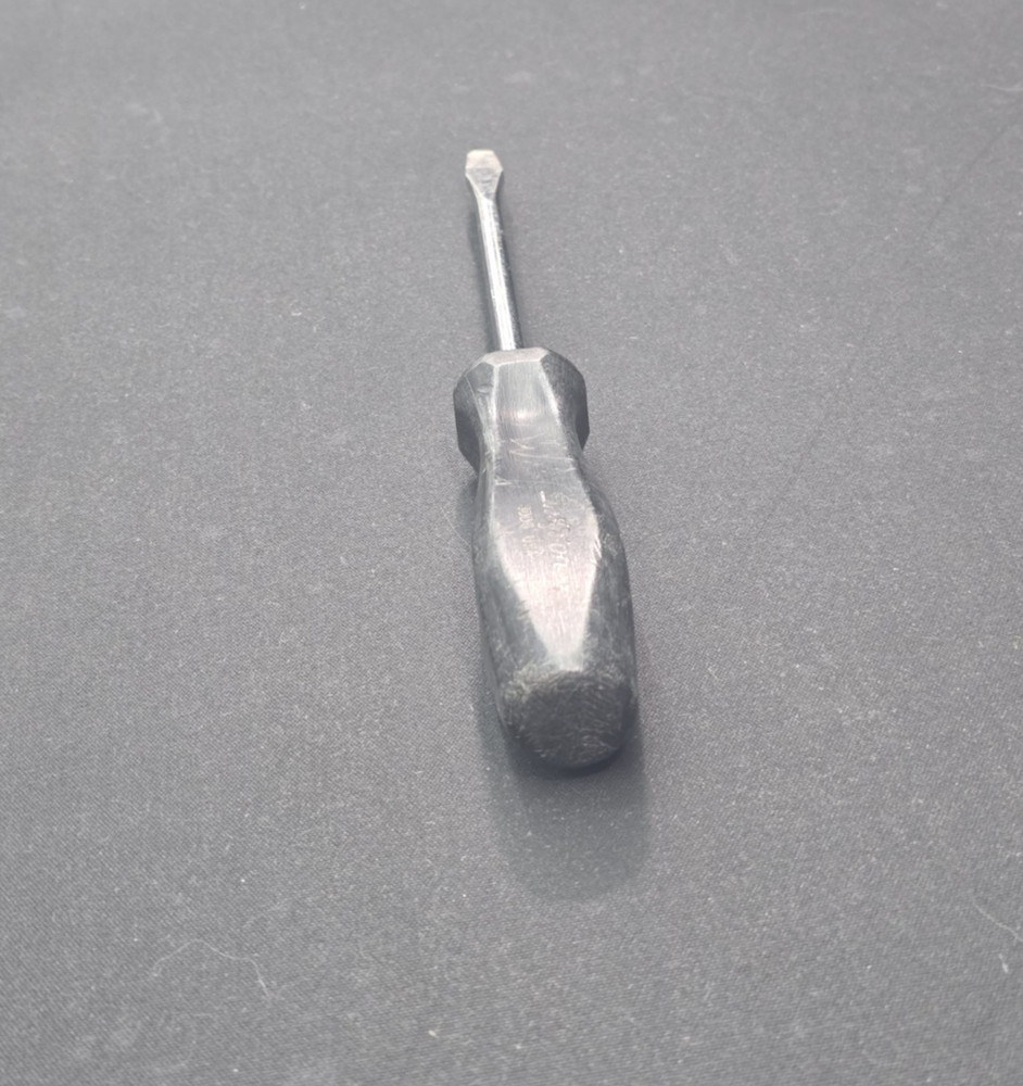 Snap On Black Hard Handle Flat Head Screwdriver SDD6