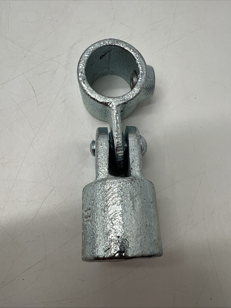 PRO-SAFE Galvanized Swivel Socket Fittin for Structural Pipe Rail: 3/4" Pipe