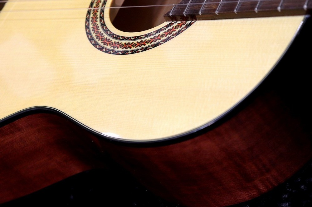 Hora Spanish 4/4 Classical Guitar Spruce Top Maple Back Soft Case Included
