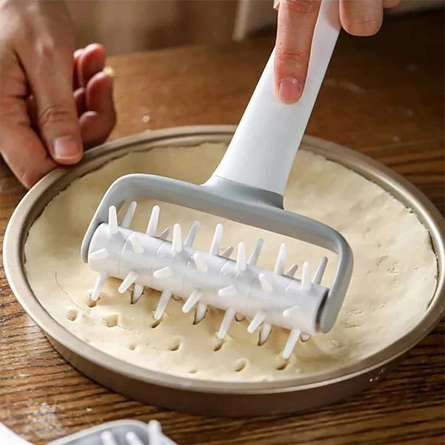 Plastic Pizza Base Pie Pastry Dough Hole Puncher Roller Docker Baking Tool NEW!